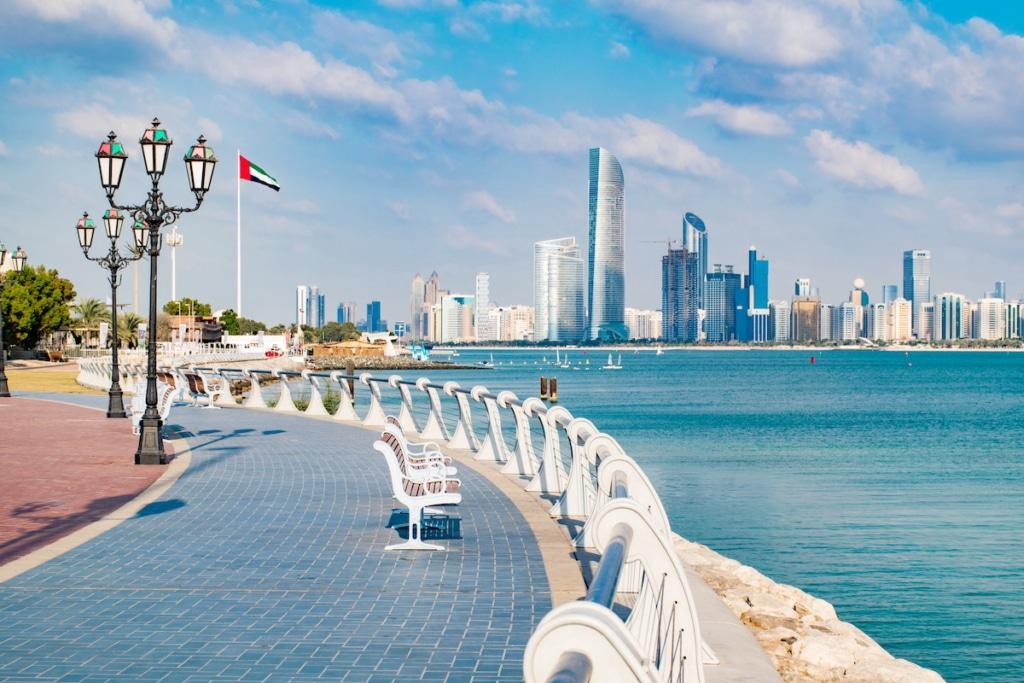 Abu Dhabi avec gratte-ciels et corniche