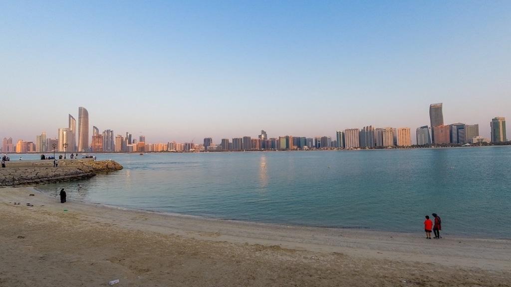 Bord de mer à Abu Dhabi avec les gratte-ciels en fond