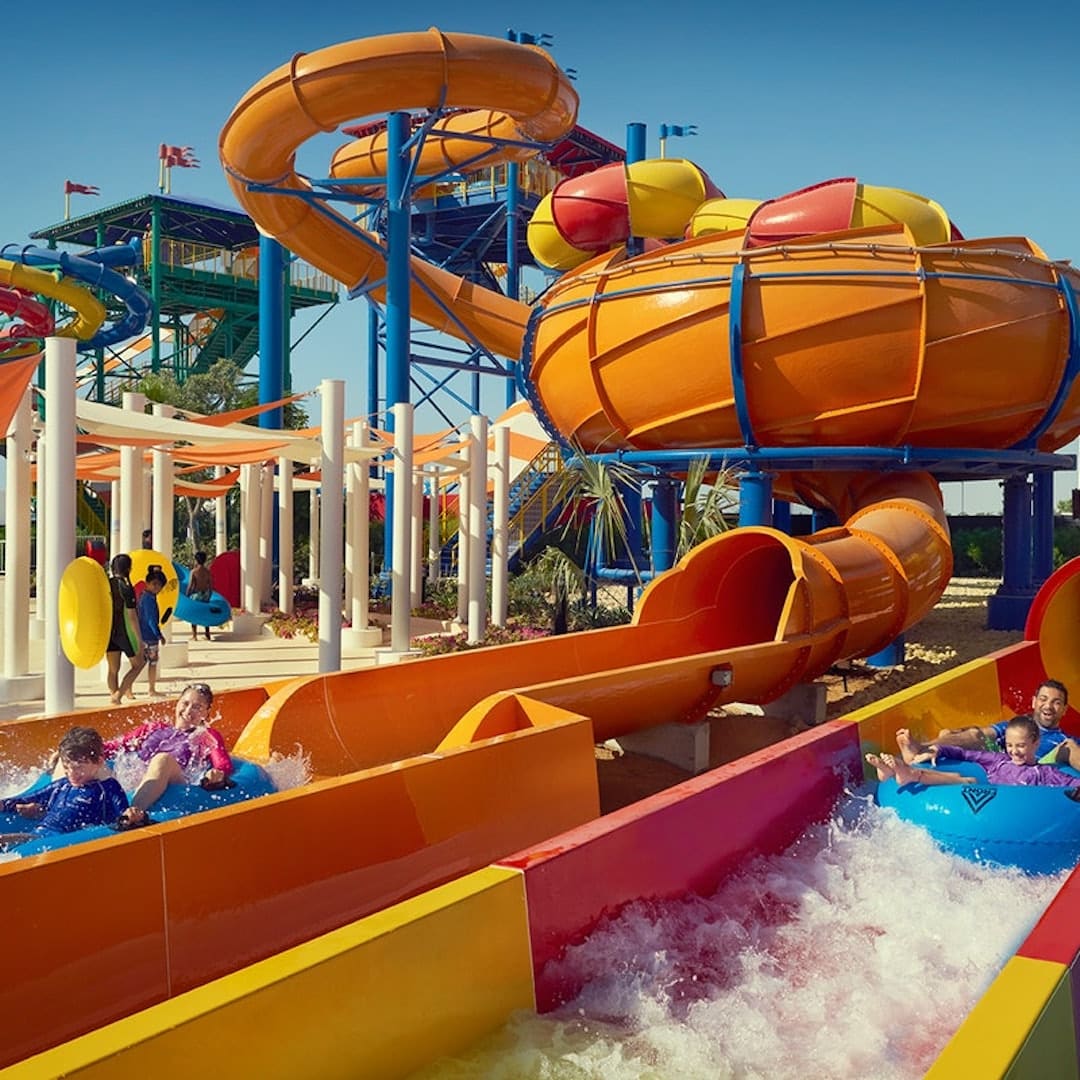 Divers toboggans à Legoland Waterpark Dubaï