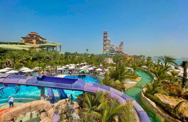 Vue de haut sur le parc aquatique Aquaventure à Dubai