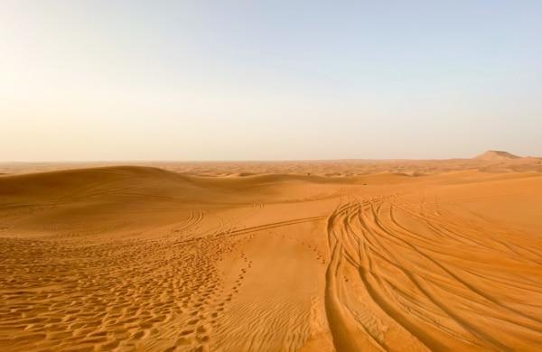 Etendue de sable rouge du désert de Dubai